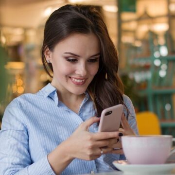 Lesbiennes flirtant avec la messagerie texte